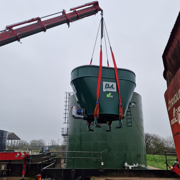 hopper lifting with a spider crane